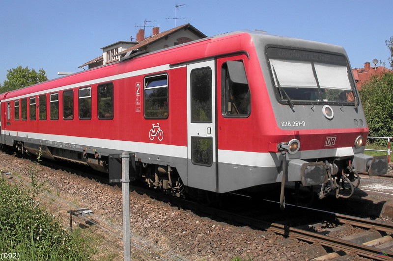 Bahn 092.jpg - Ausfahrt von Triebzug 628 261-0 aus dem Bahnhof Godramstein.